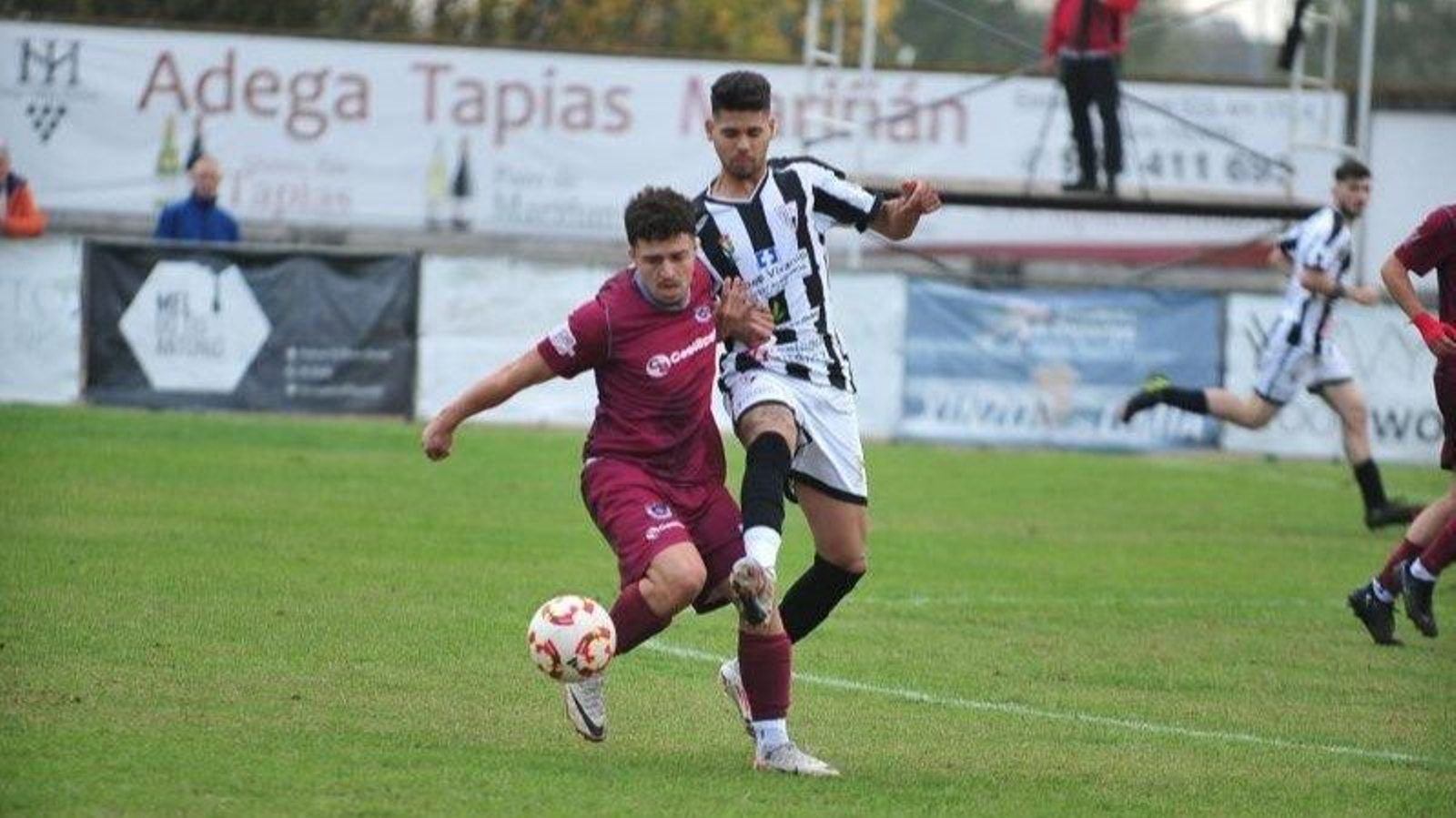 El afilador Iago y Óliver, del Antela, pugnan por un balón en A Moreira.