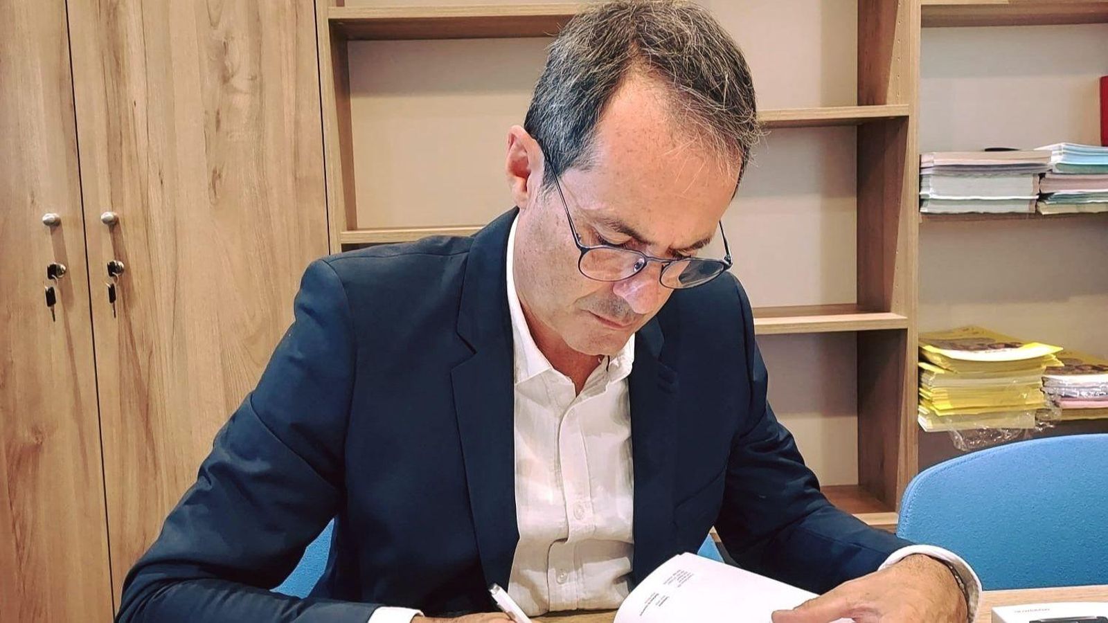 El autor en una sesión de dedicatorias. Antonio Rodríguez ha presentado el libro en Suiza, Francia, Bélgica y España.