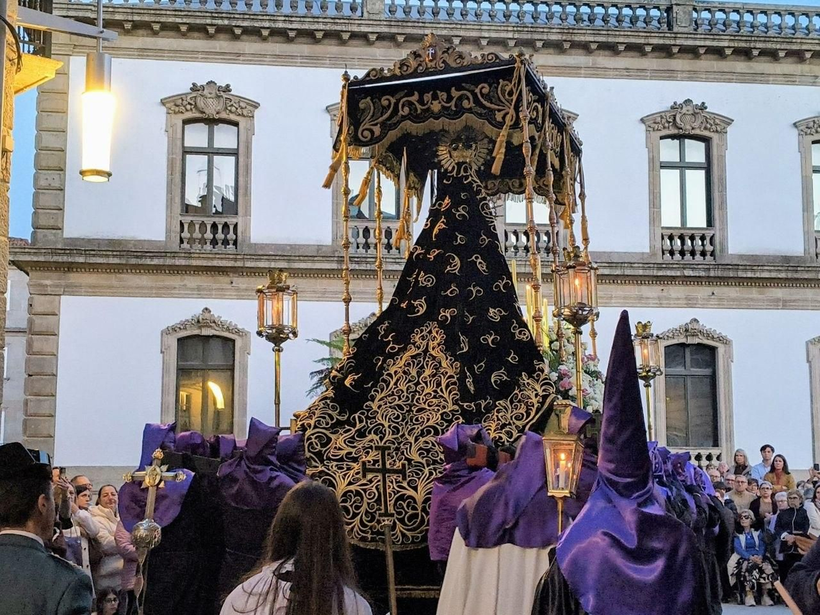 Galería | Emotiva procesión General del Santo Entierro en Pontevedra