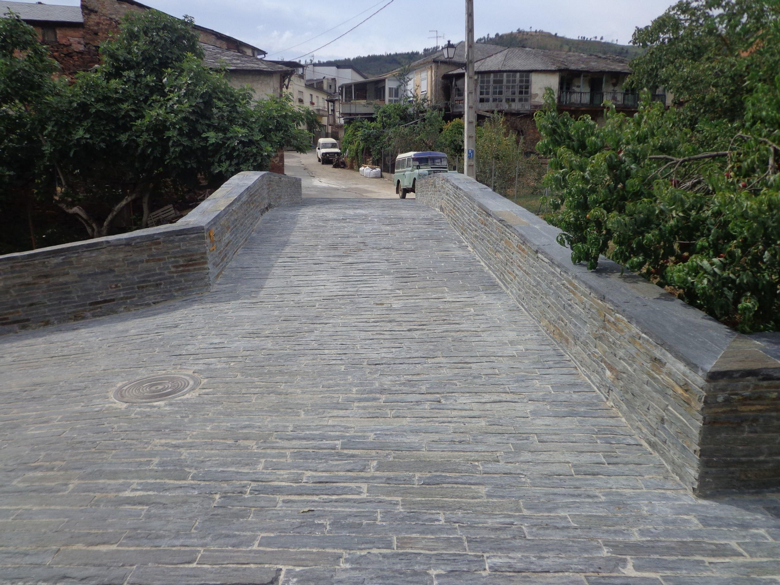 Puente medieval sobre el río Galir, en Éntoma (O Barco).