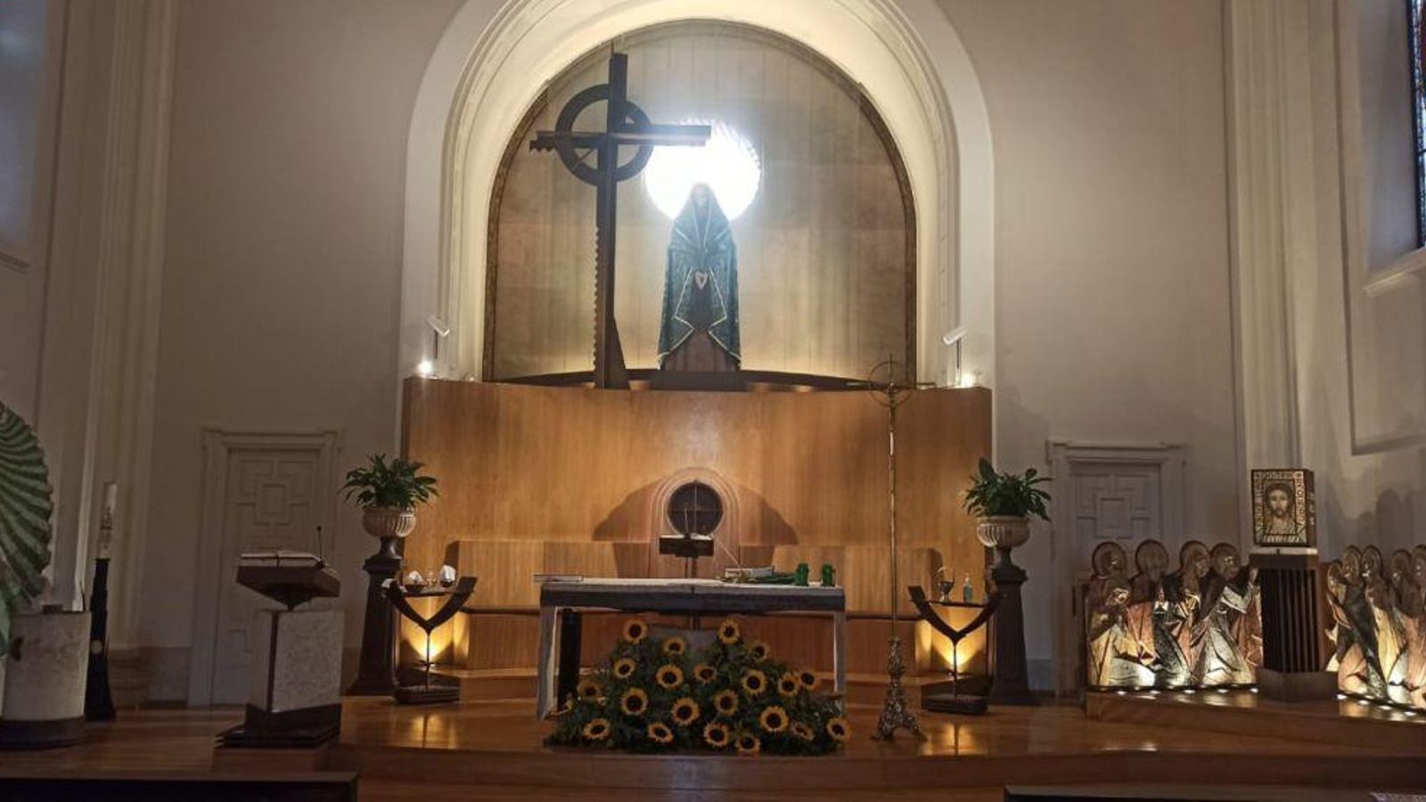 Los girasoles para Jorge, en el altar de la iglesia viguesa de la Soledad.
