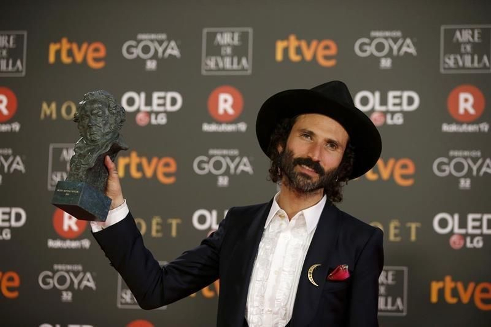 El músico y cantante José Miguel Conejo "Leiva" tras recibir el premio a la "Mejor canción original" por su trabajo en "La llamada",