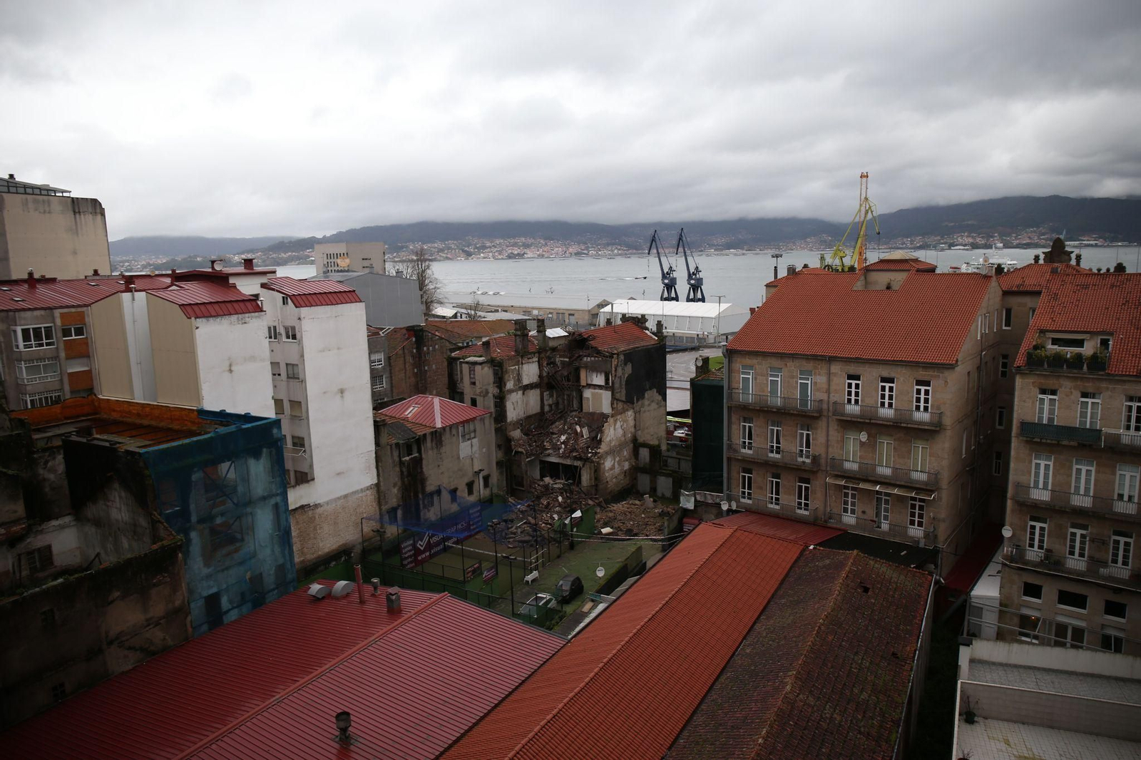 Se derrumba un edificio en el centro de Vigo // Alberte