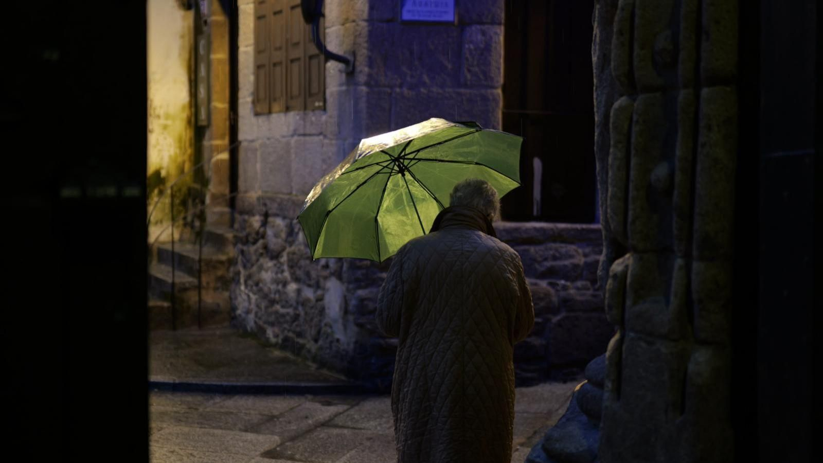 Una jornada marcada por la lluvia persistente y cielos grises que dejaron calles mojadas y paraguas abiertos en la ciudad de Ourense.
