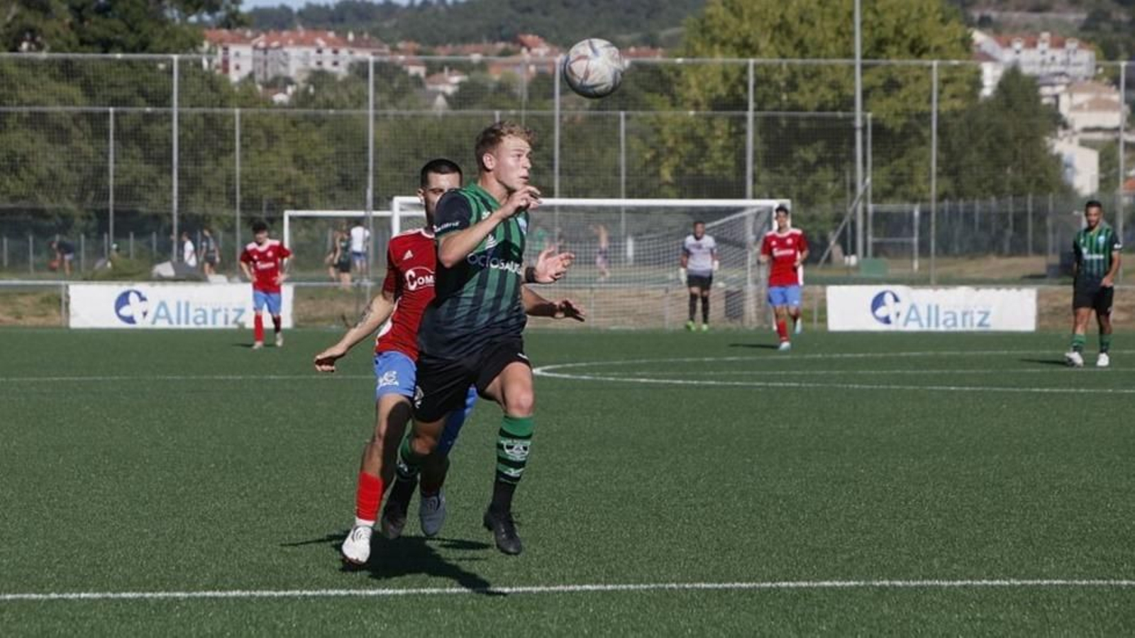 Reki, defensa del Allariz, protege el balón ante un contrario en O Seixo (Foto: Miguel Ángel).