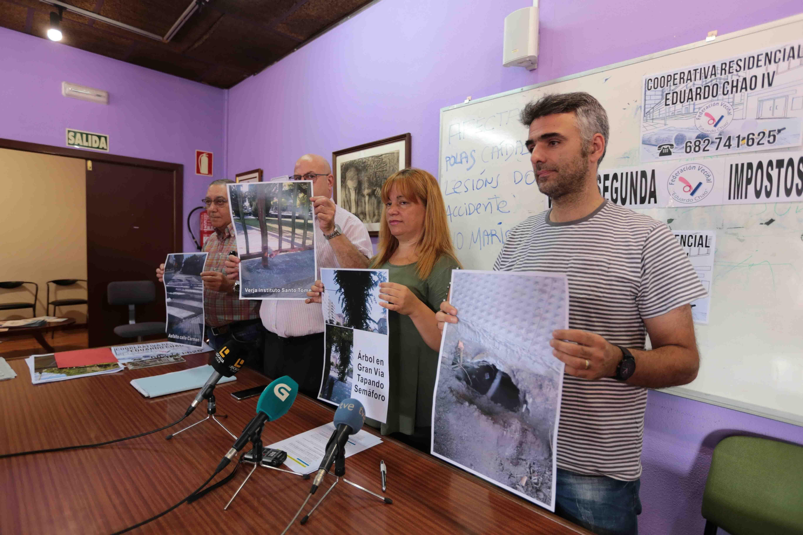 Los directivos de Favec mostrando algunos de los puntos en malas condiciones de mantenimiento.