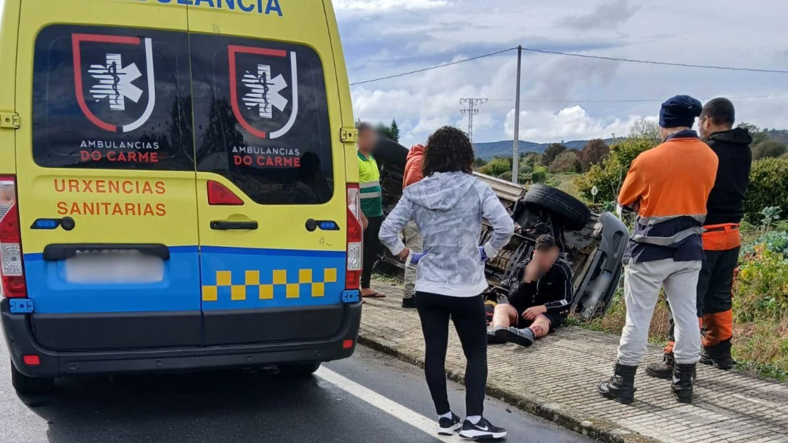 El todoterreno quedó volcado tras salirse de la vía en Sarreaus.
