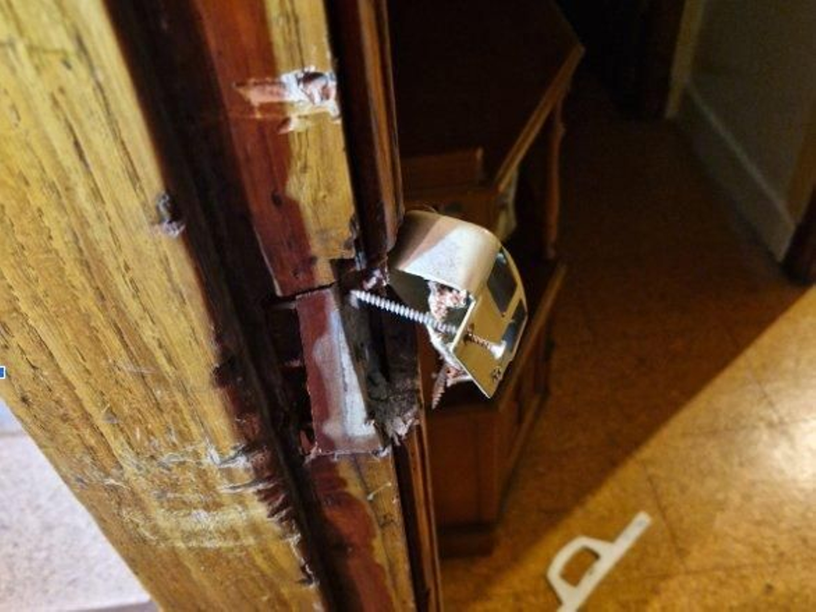 Puerta reventada del domicilio. // Policía Local de Vigo