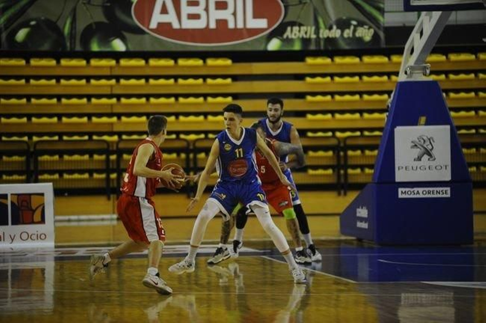 Rodri Seoane defiende a un jugador del Chantada en el Pazo.