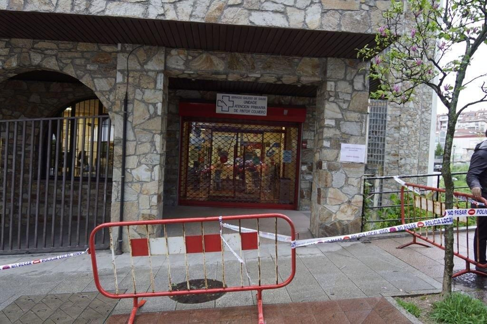 Los usuarios del centro de salud entraron por otra puerta por precaución.