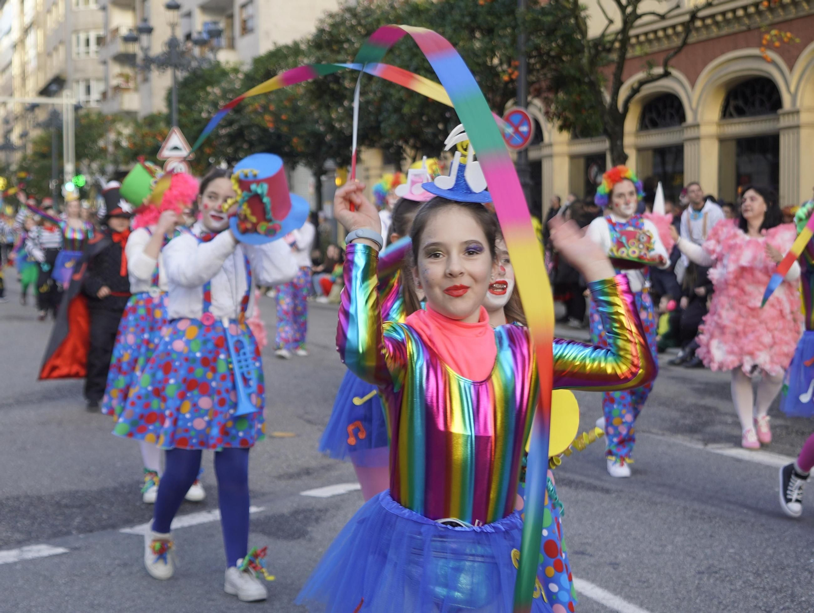 Galería | El desfile de comparsas del Entroido 2026 ilumina las calles de Vigo