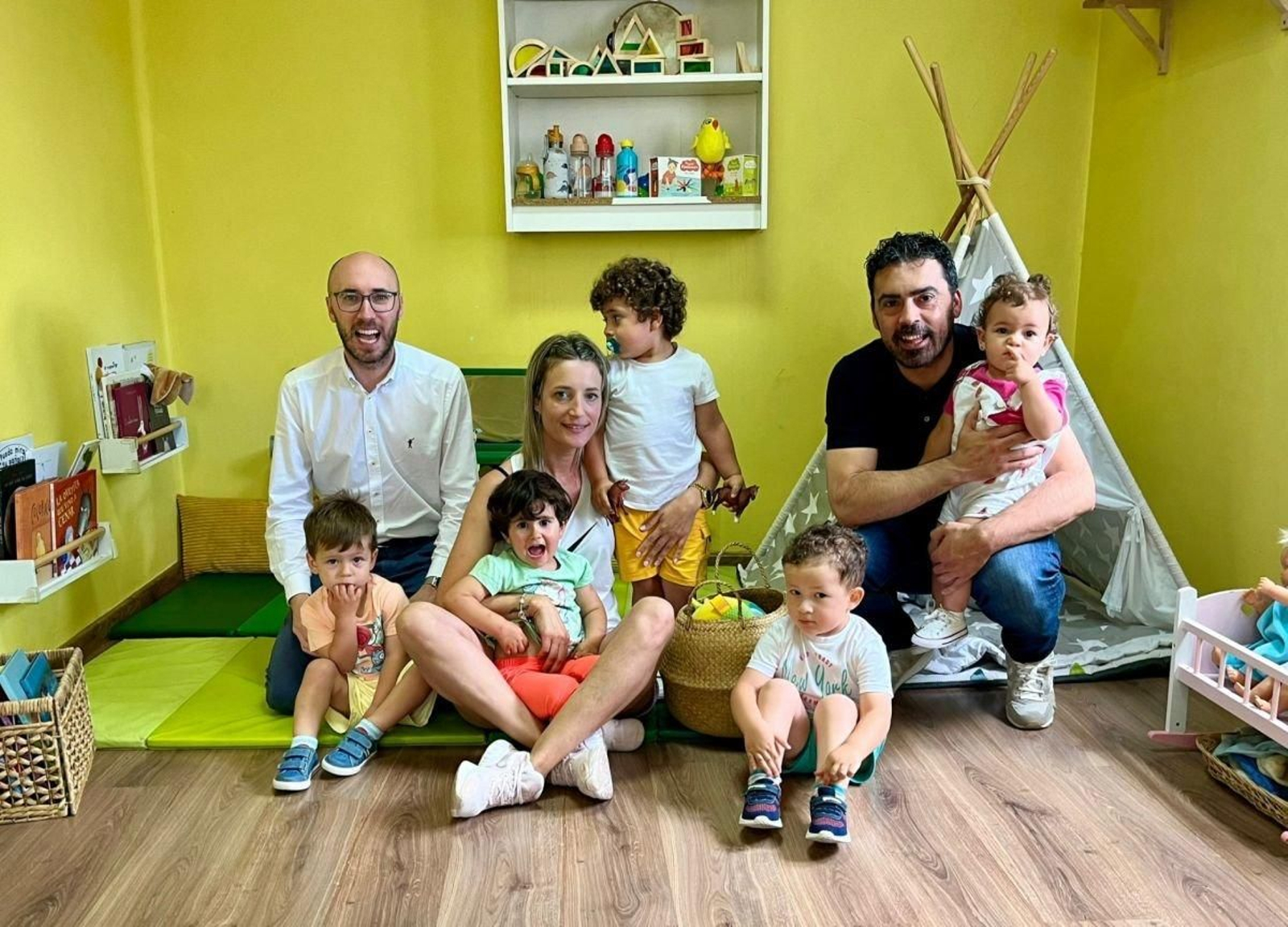 Jacobo Rey y Juan Anta en la “casa niño” de A Veiga.