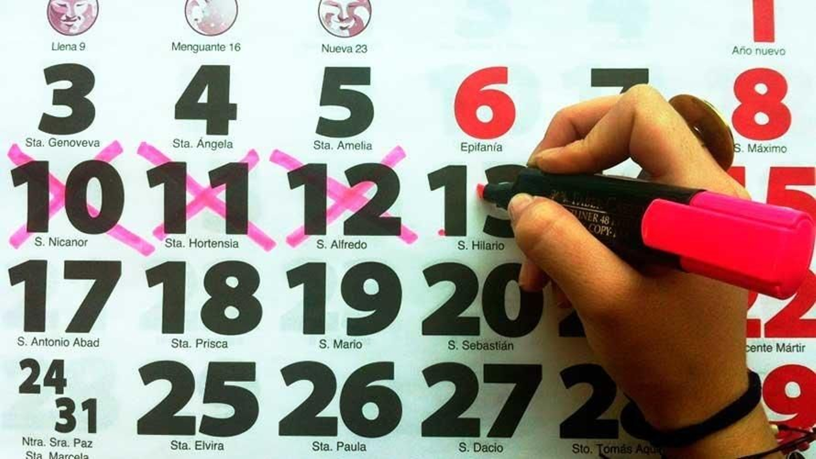 Una persona tacha días en un calendario.