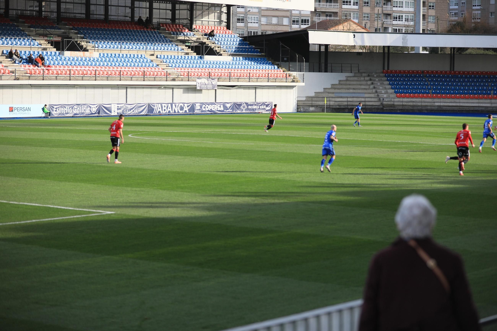 Galería | Goles y disfraces en el regreso del Ourense CF a O Couto
