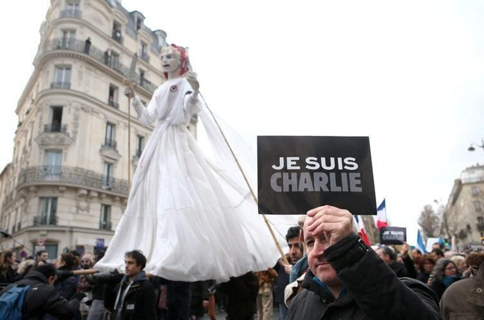 Una marioneta gigante de Marianne, símbolo de la República francesa, por las calles de París (MAYA VIDON-WHITE)