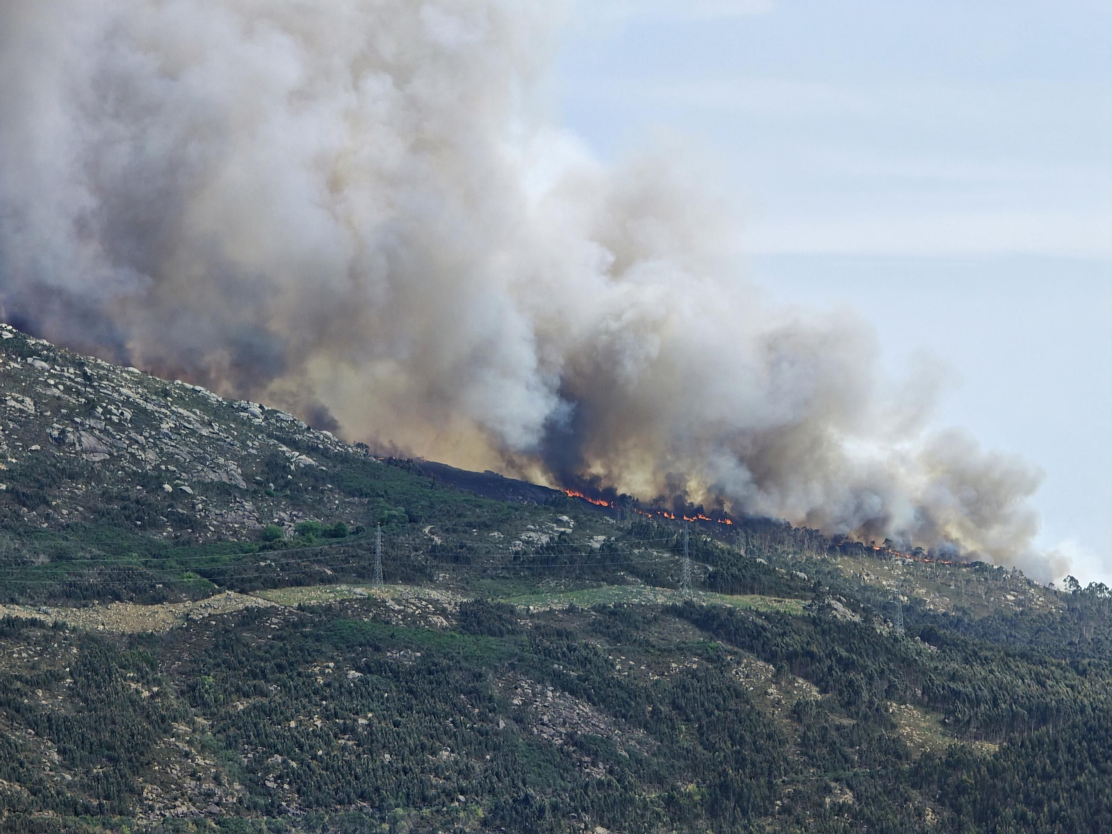 Galería | Las llamas devoran el monte Galleiro, entre Mos, Ponteareas y Pazos de Borbén
