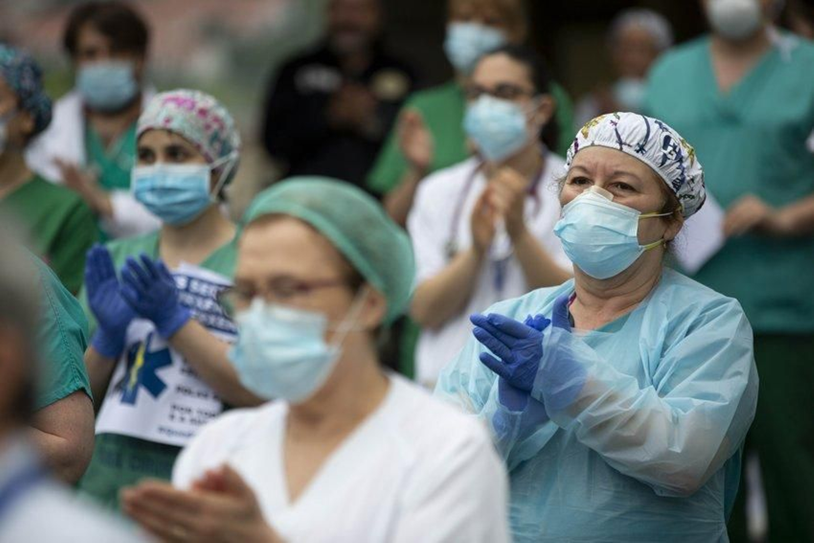 24 de abril. Minuto de silencio del personal sanitario del Chuo en apoyo a sus compañeros muertos y contagiados por el Covid-19. Foto: Xesús Fariñas