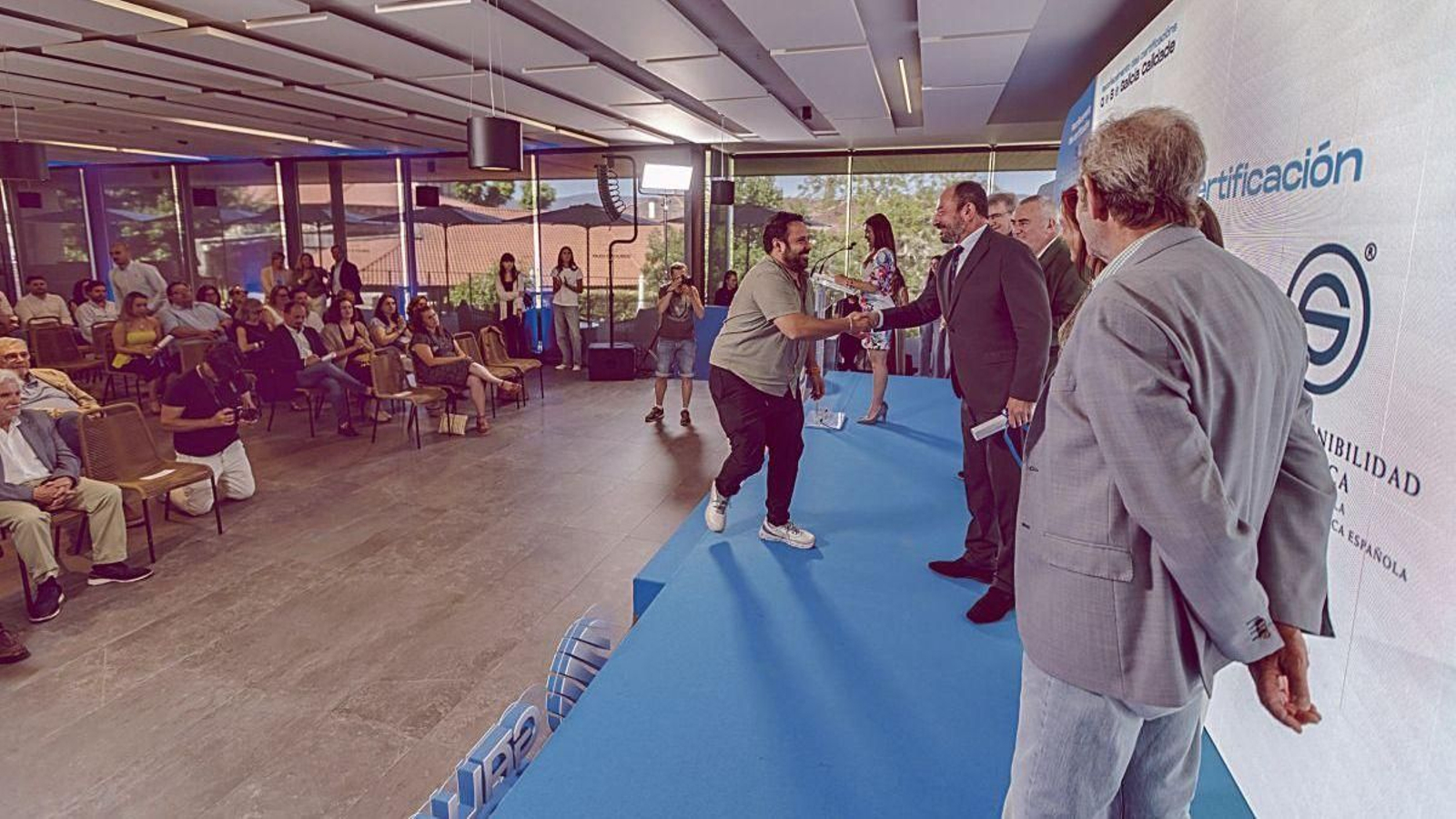 Acto de entrega de certificaciones de calidad y sostenibilidad turística en el Pazo de Toubes.