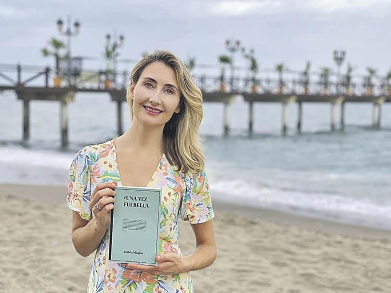 Beatriz Manjón posa con su última novela.