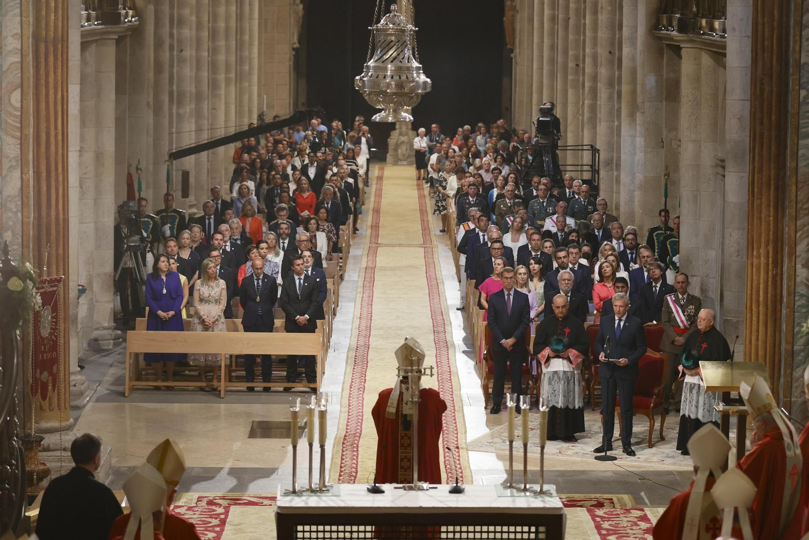 El botafumeiro, durante la ofrenda al apóstol este martes en Santiago. // EFE