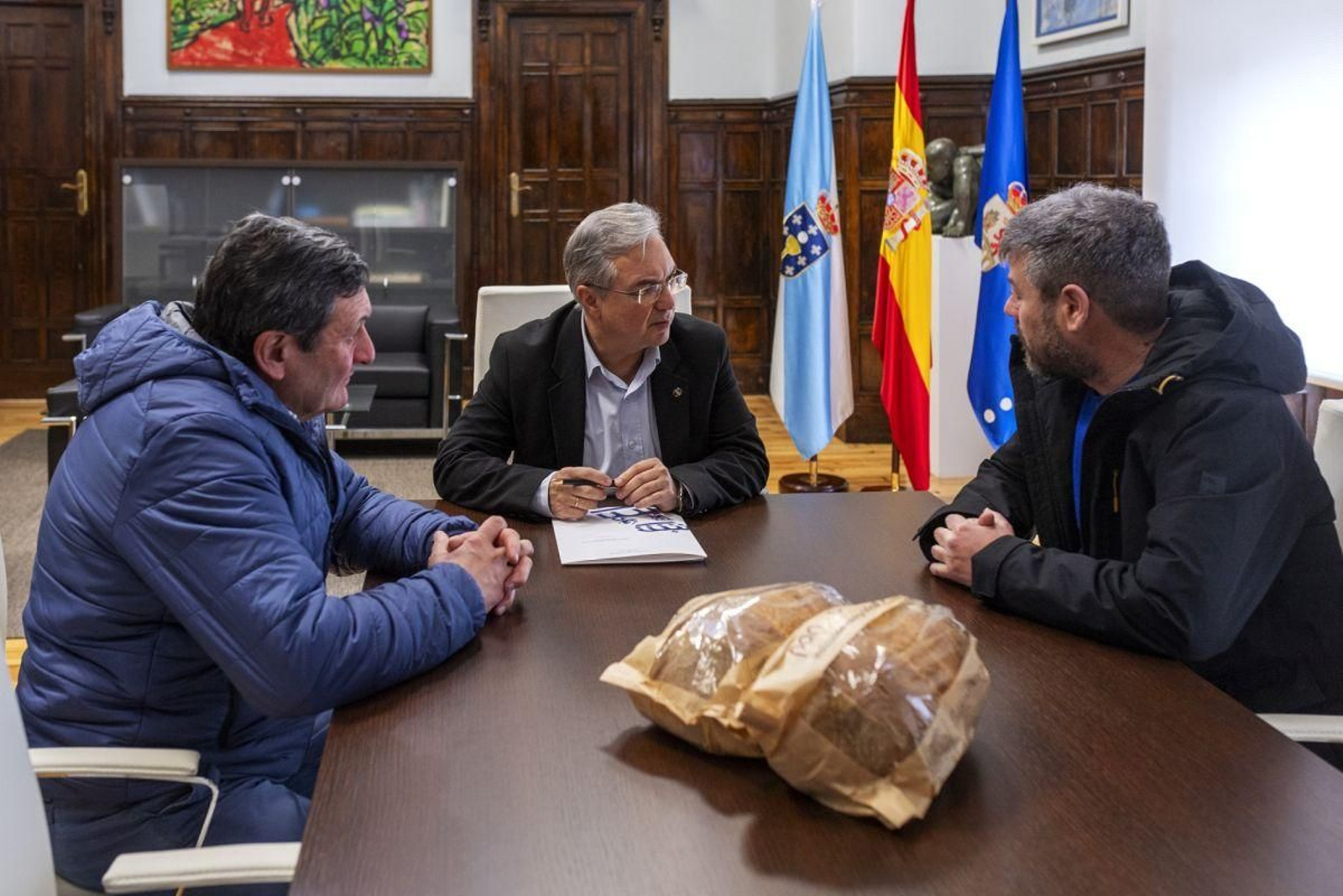 Luis Menor, Juan Luis Calviño y José Dalama durante la reunión de trabajo.