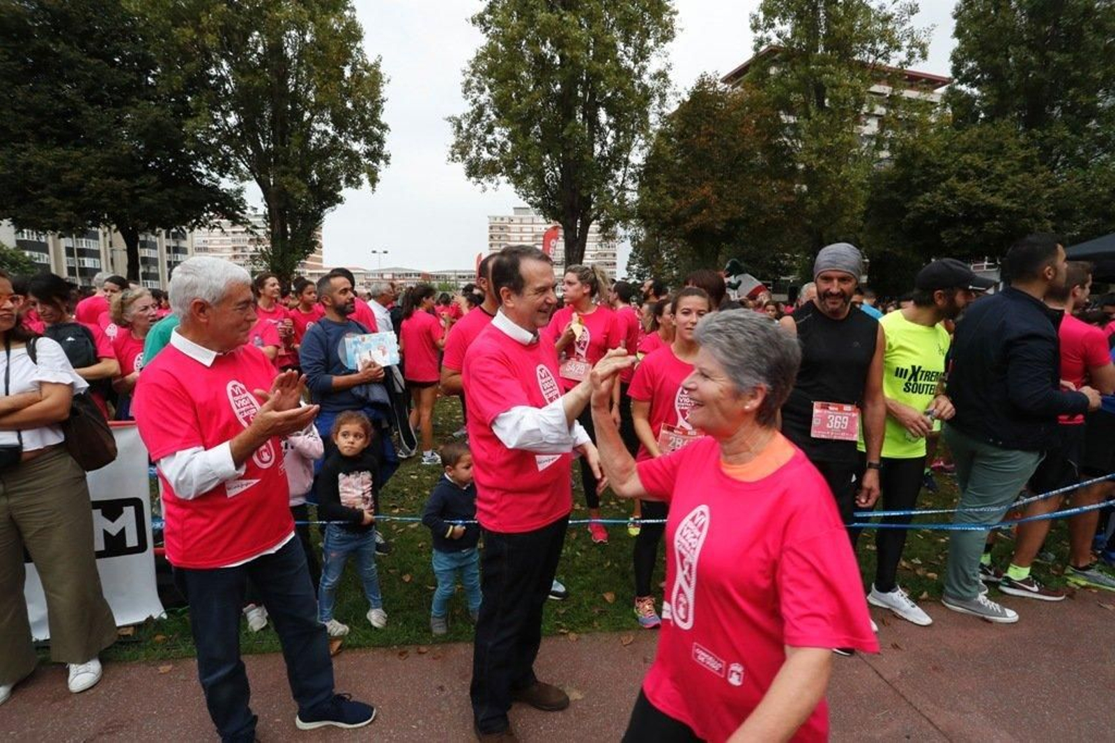 El color rosa abarrotó la Avenida de Castelao - JV Landín 054
