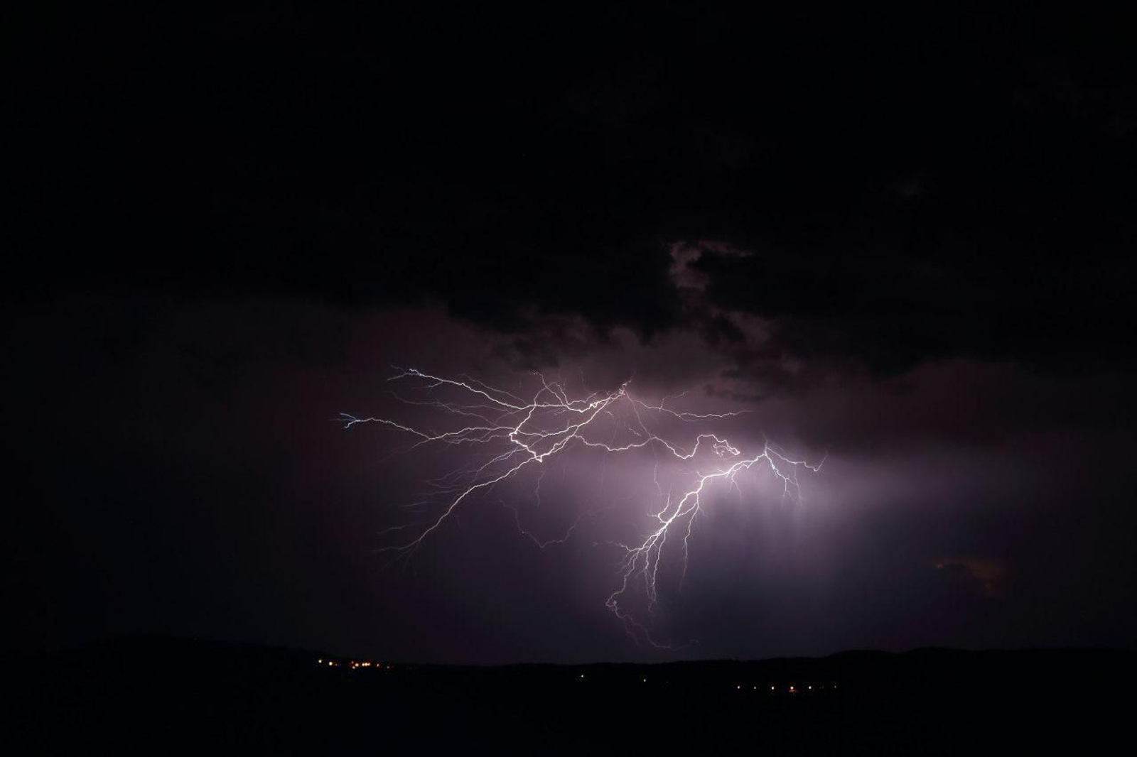 Las tormentas eléctricas iluminaron Ourense // Alberte