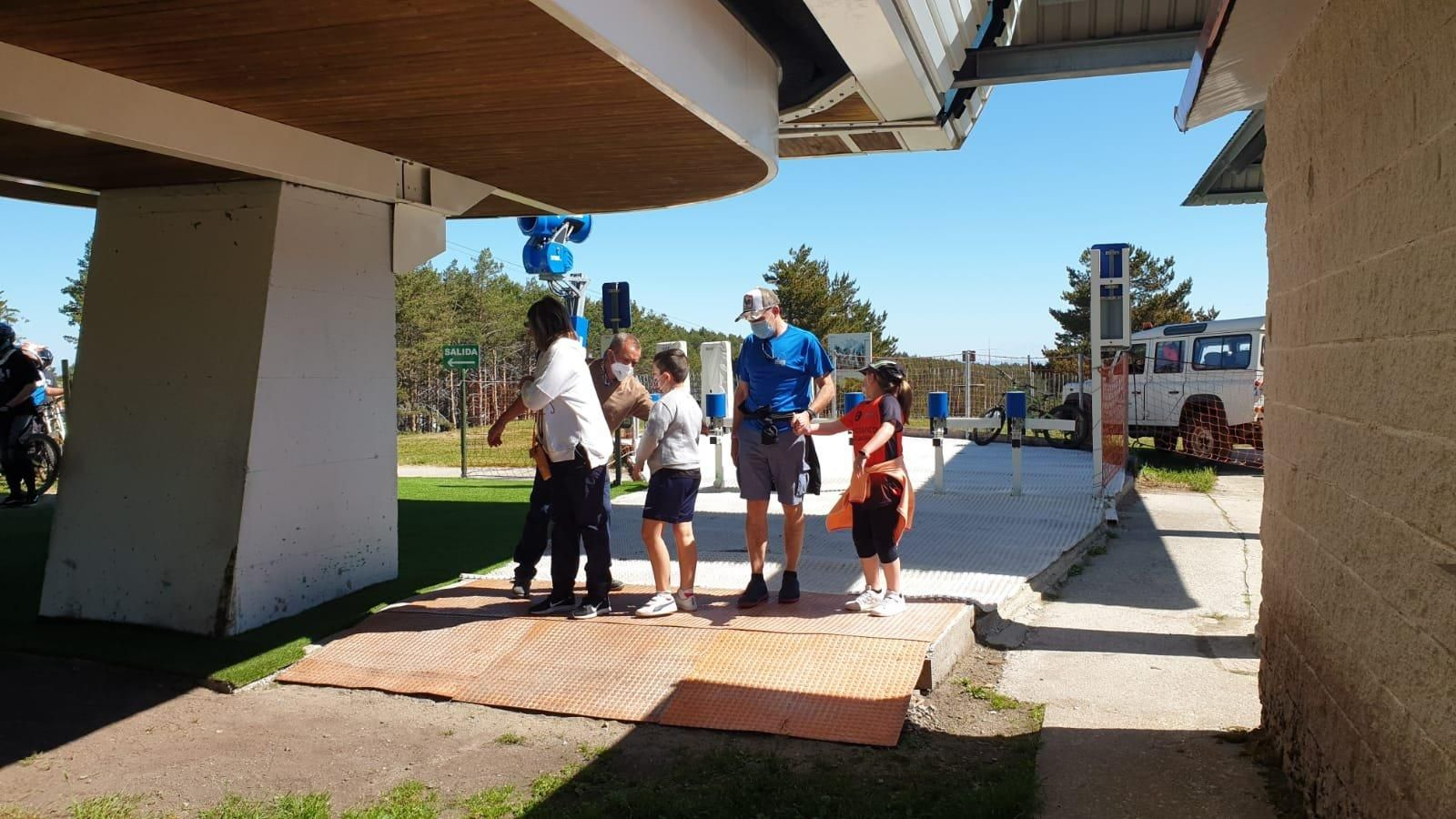 Visitantes disfrutando de las instalaciones. // R.M.