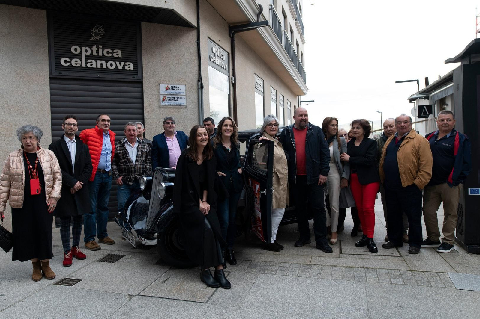 Grupo de asistentes a la fiesta.