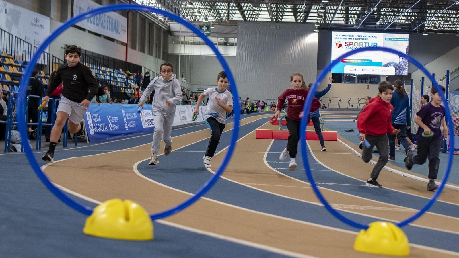 Participantes escolares en la jornada de atletismo de "Xogade"
