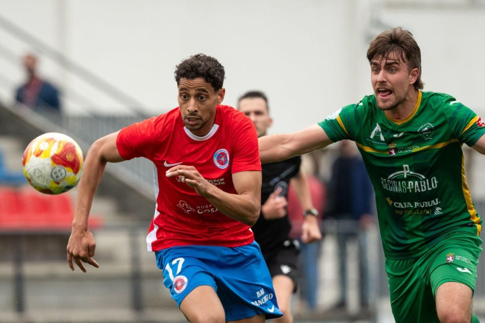 Youssef, jugador de la UD Ourense, persigue el balón durante el encuentro en O Couto.