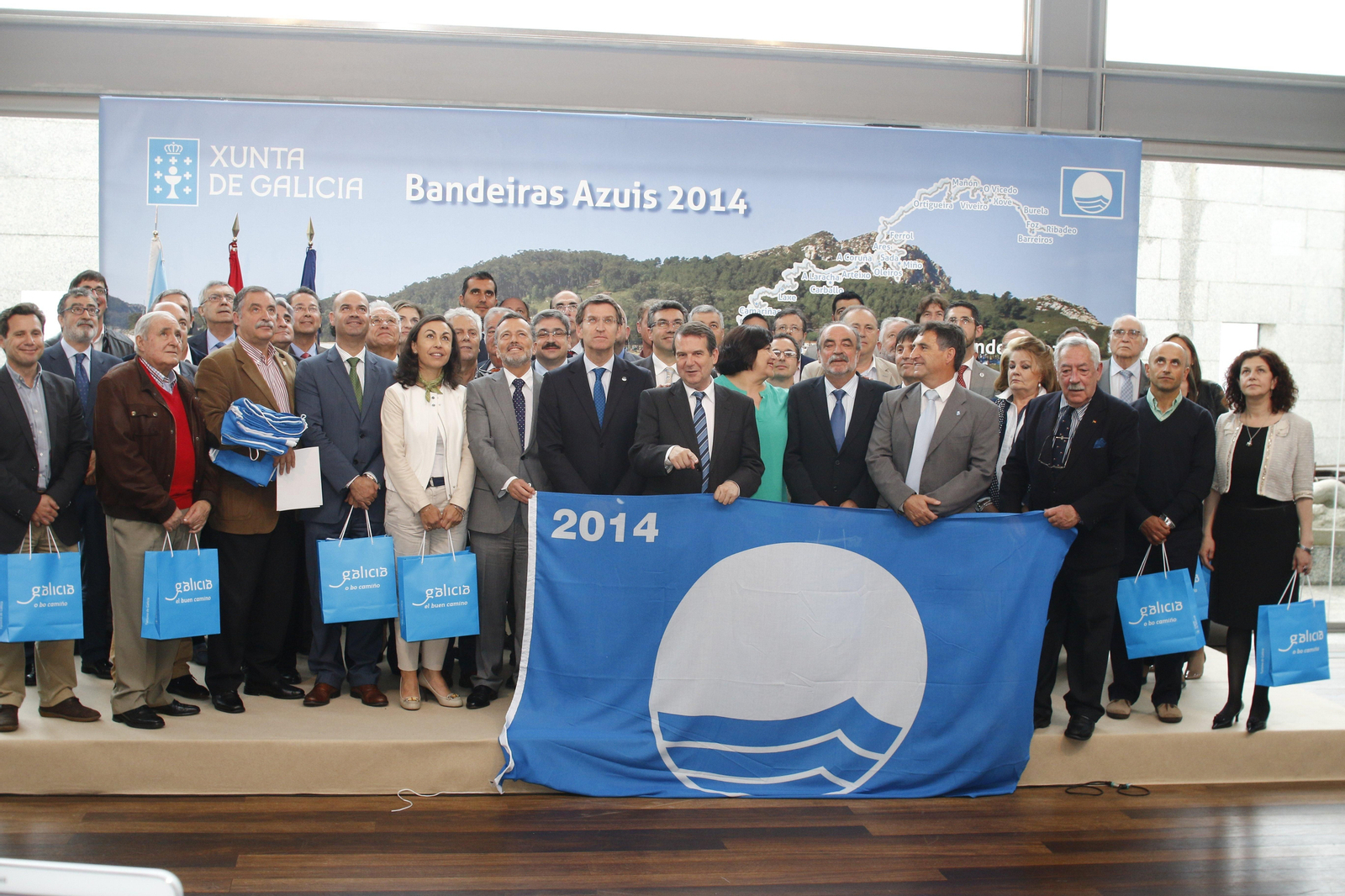 Feijóo, los alcaldes y los representantes de los puertos premiados posan con la bandera azul