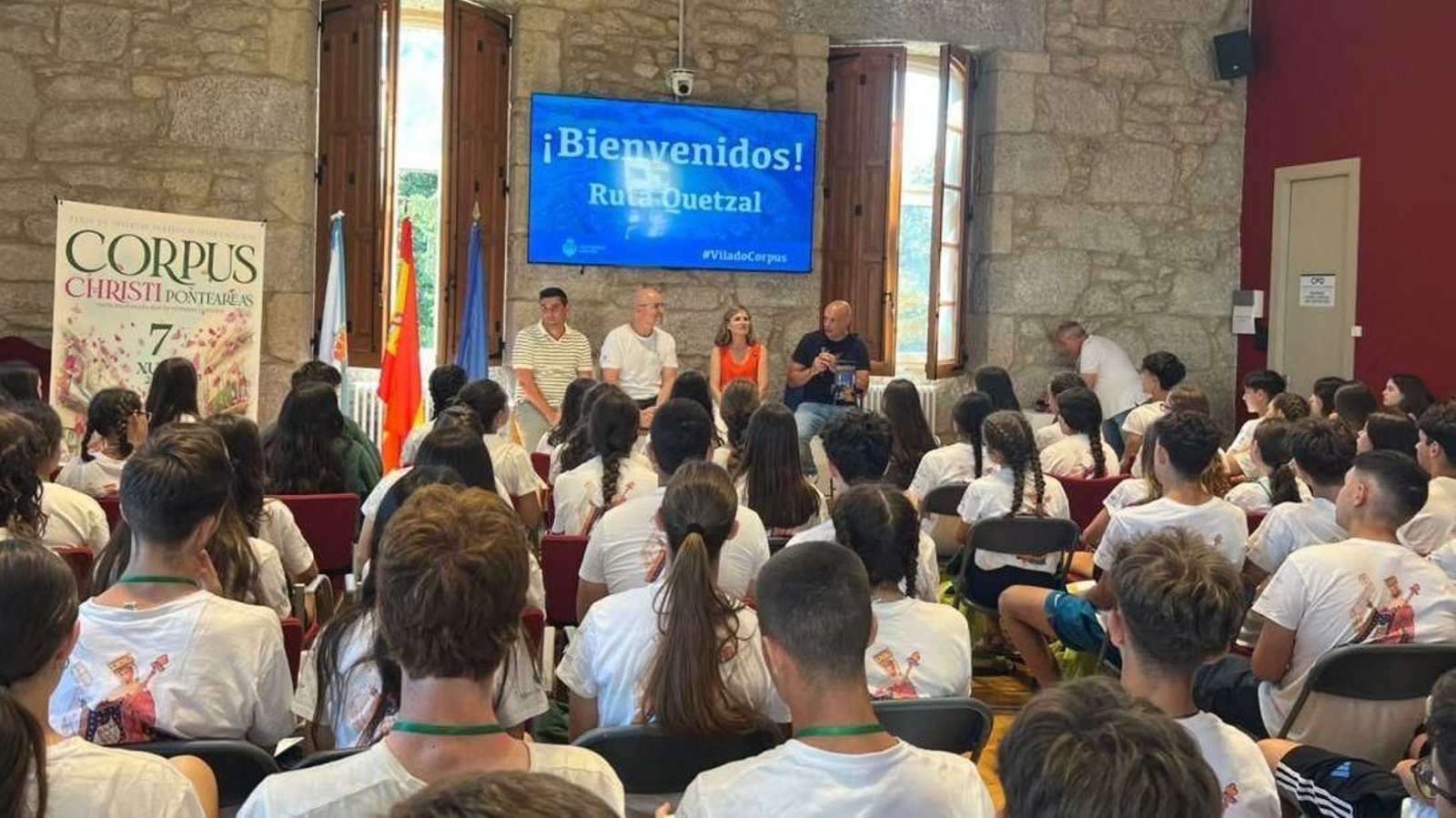 Los participantes en la Ruta Queztal 2026, tras las huellas de la reina Urraca, ayer en el Concello de Ponteareas.