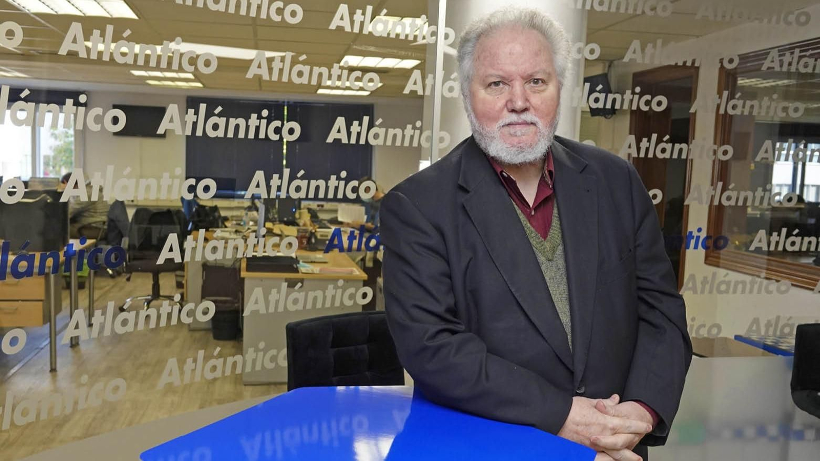 Antón Pulido, en el set de la redacción de Atlántico.