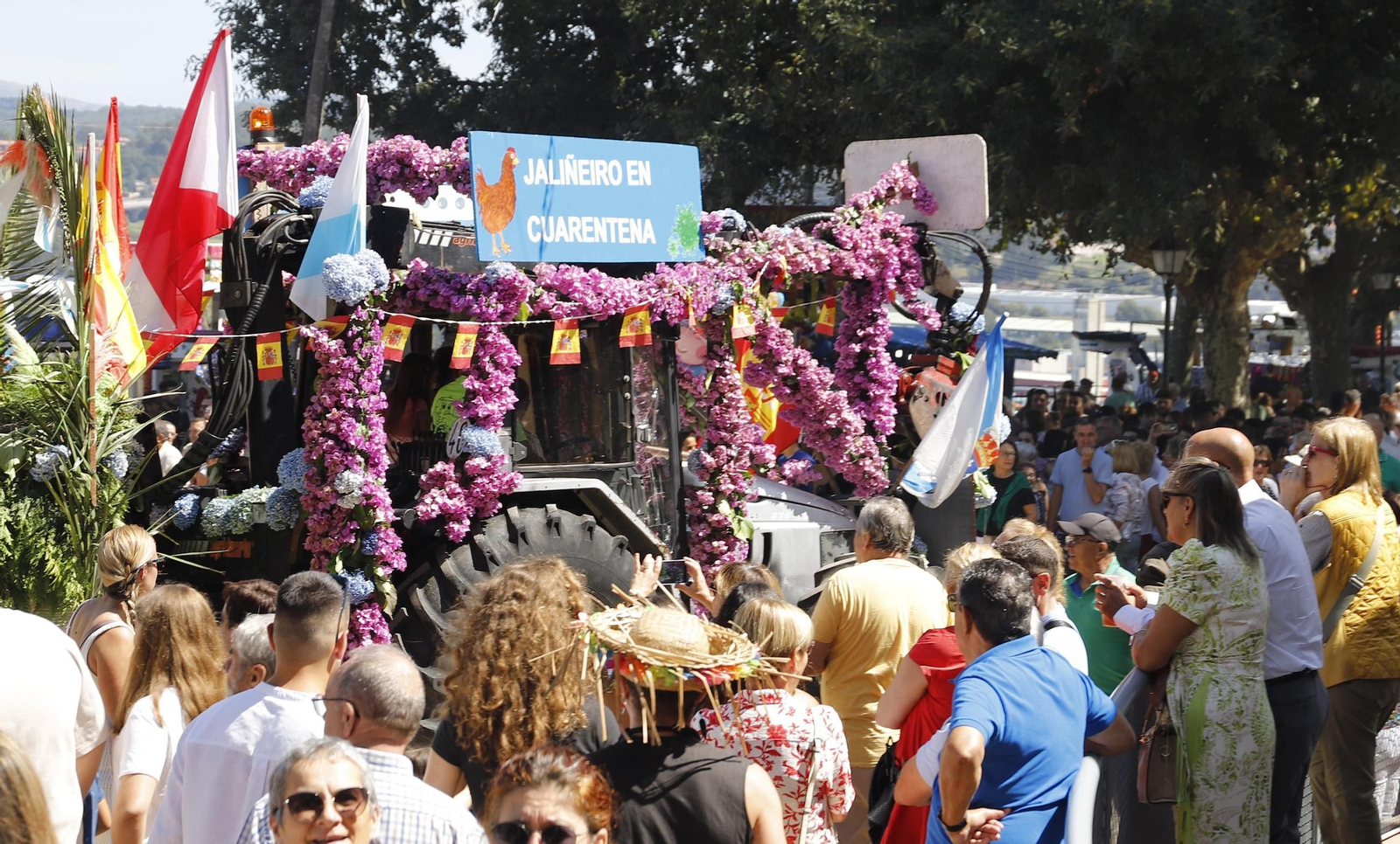 Galería | El desfile de carrozas, protagonista en las fiestas de San Campio de Valadares