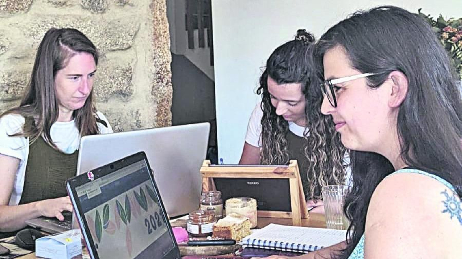Las organizadoras de la feria Ana Gontad, Tamara Alonso y Patricia Menéndez.