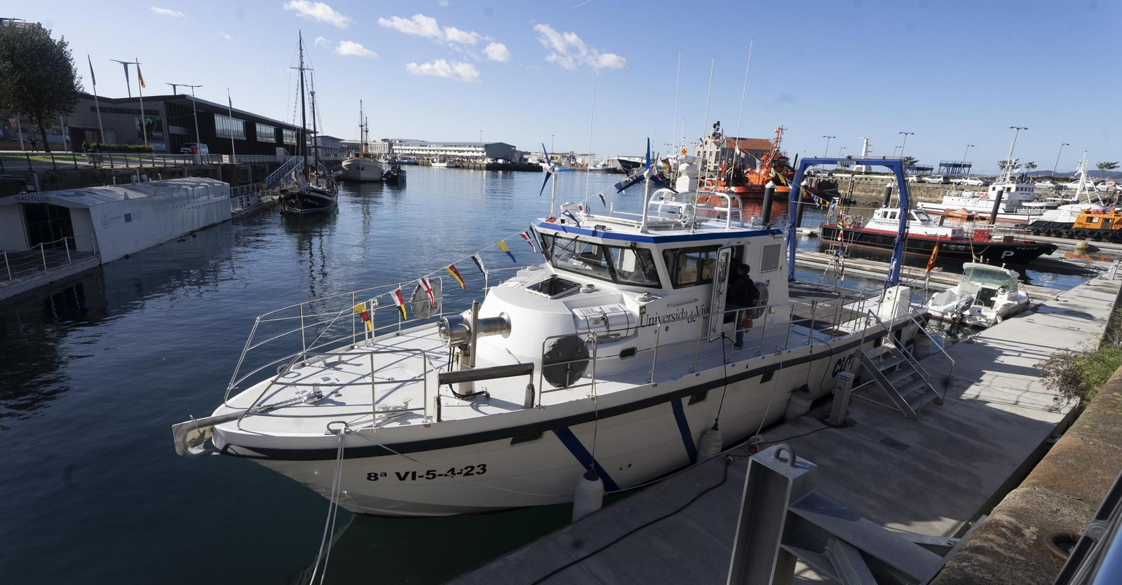 El oceanográfico, amarrado en el Puerto de Vigo, donde la APV le cedió un lugar en el que fondear.