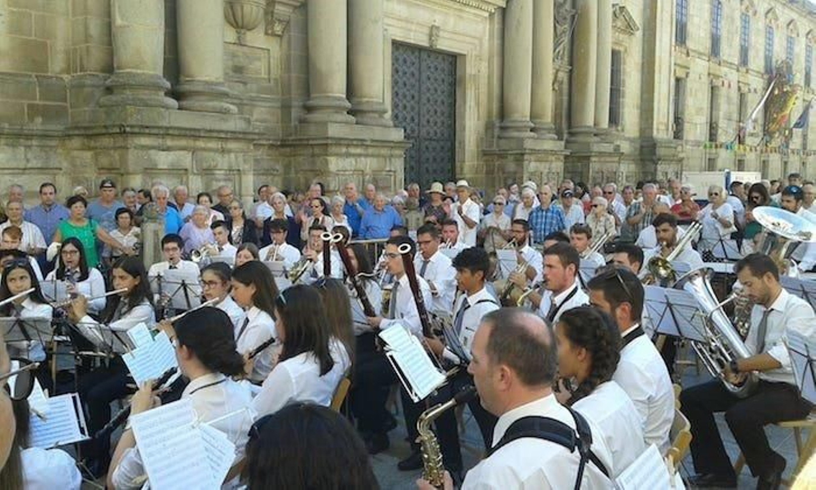 Un momento de la actuación de la Banda de Música de Silleda, a la sombra del cenobio de San Rosendo.