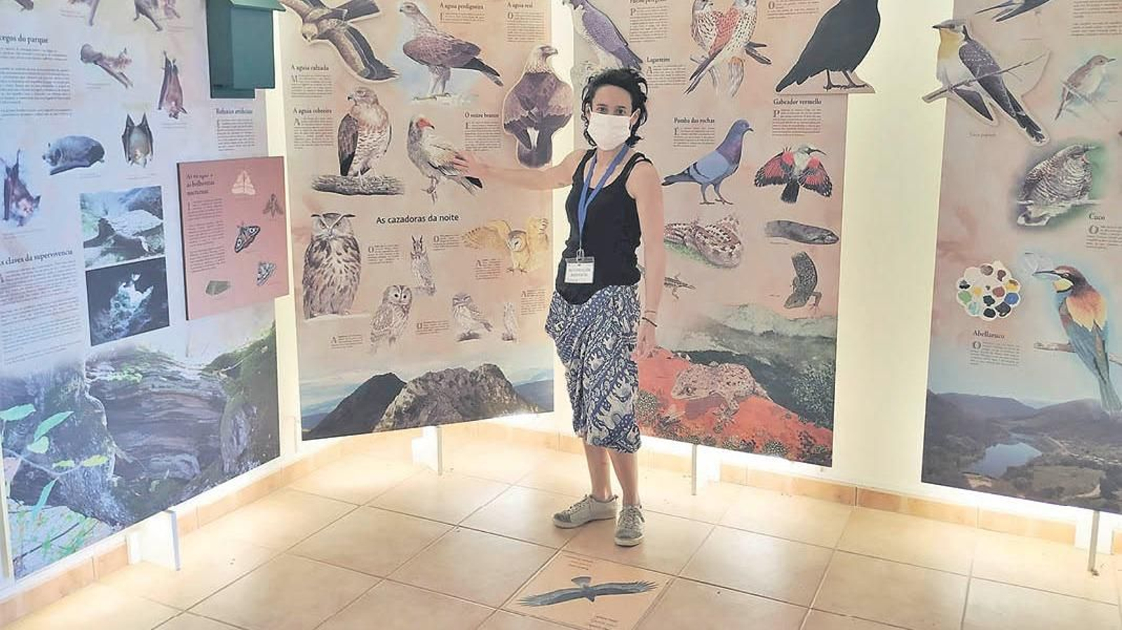 Rodríguez muestra un panel del centro de interpretación.