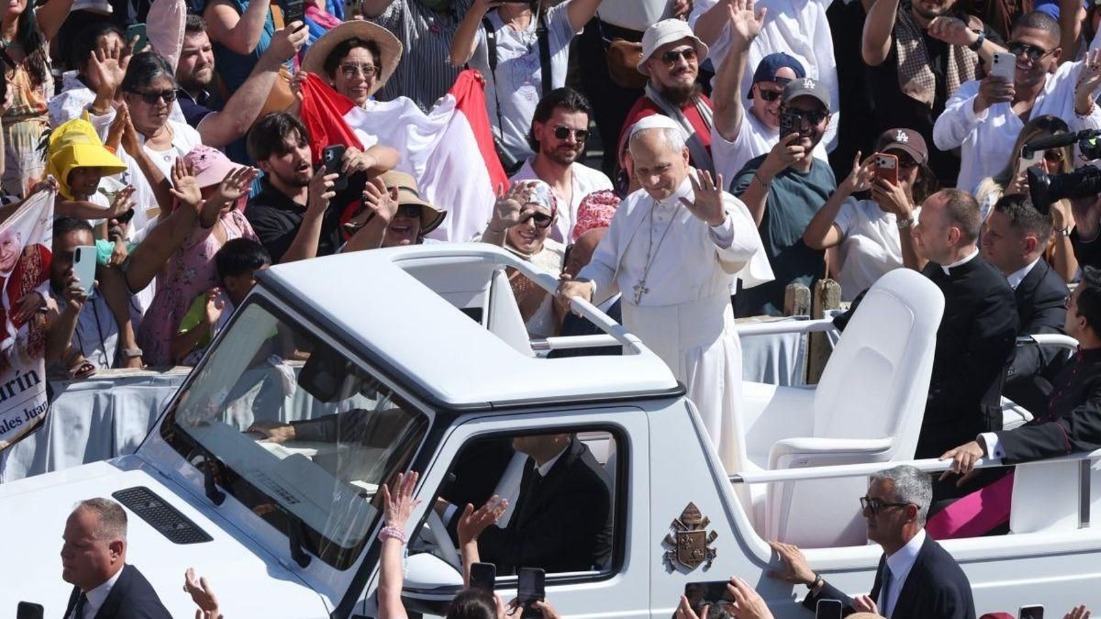 El papa León XIV saluda a los fieles en la Plaza de San Pedro.