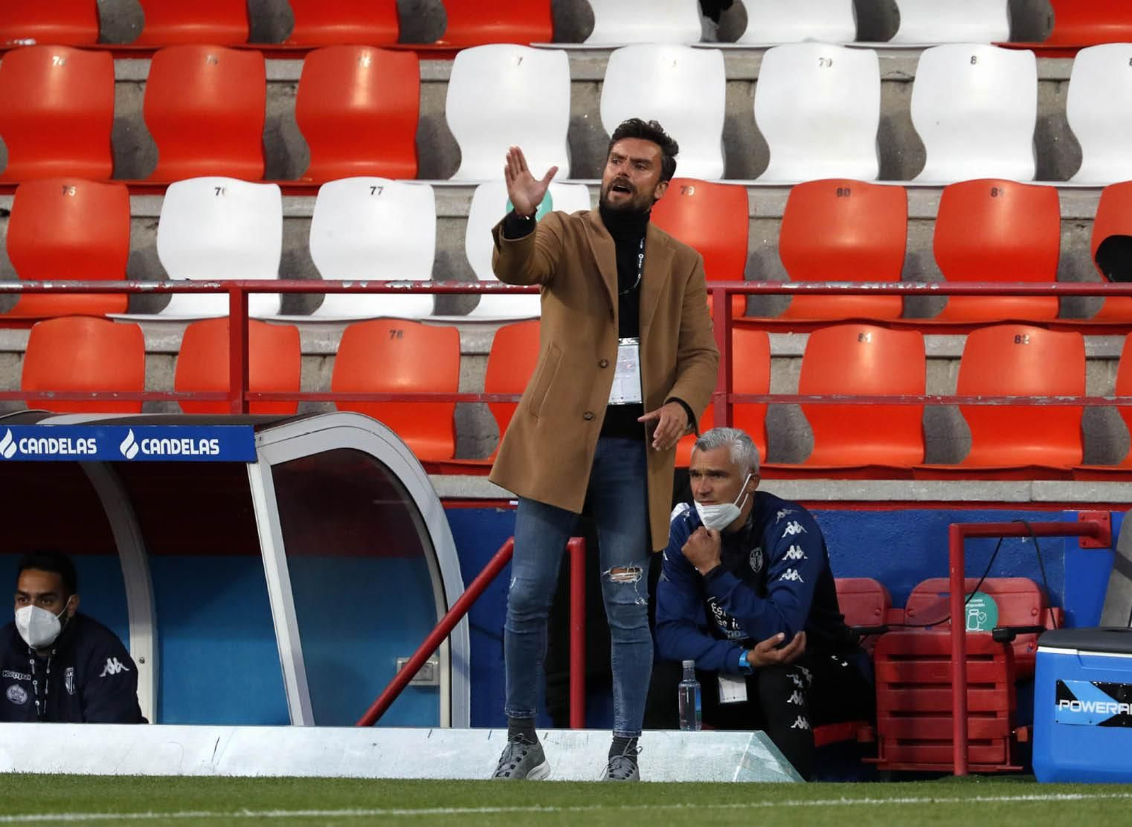 El técnico vigués da indicaciones en un partido en el Anxo Carro.

EL PROGRESO