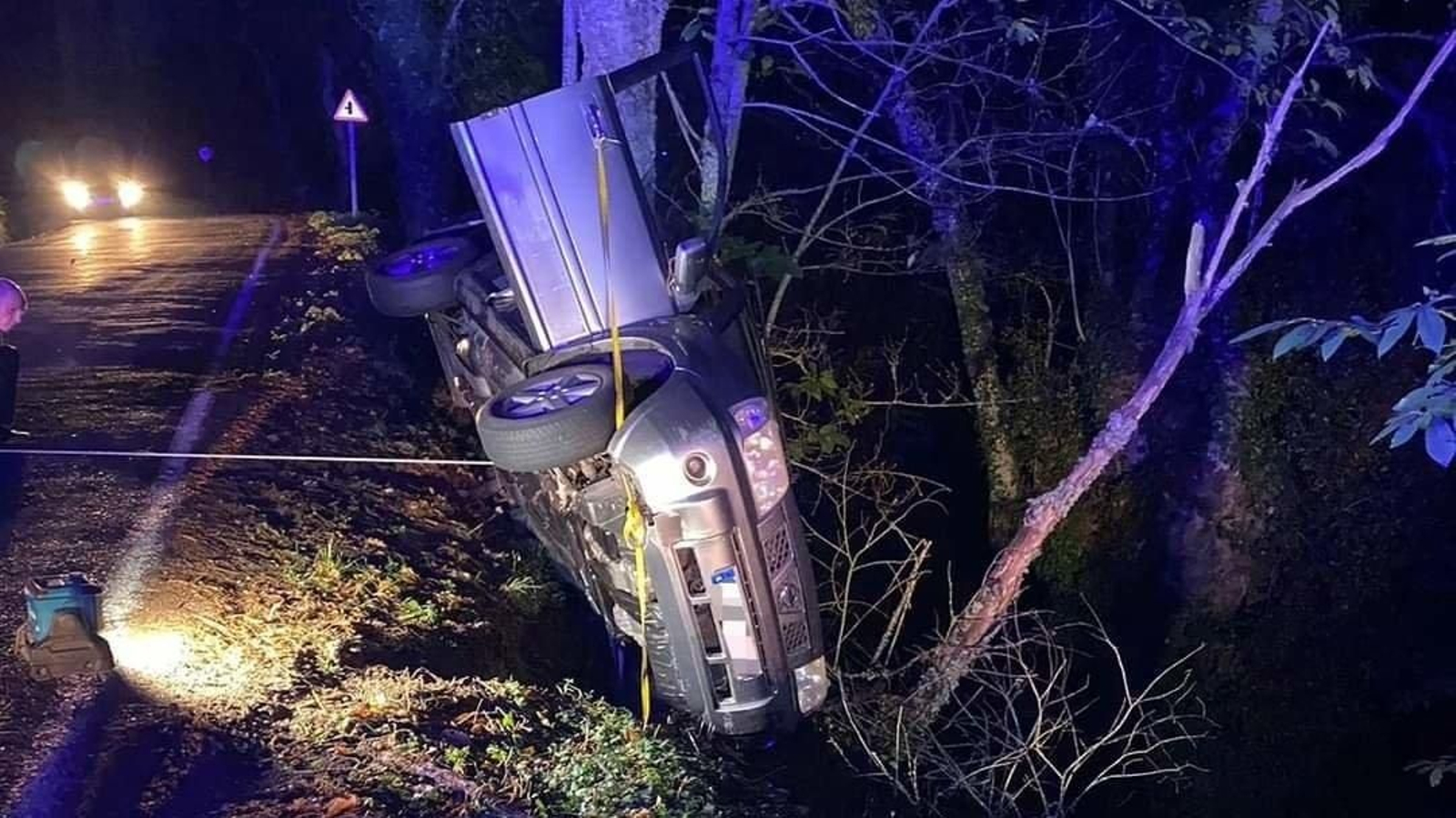 El coche accidentado en Parada de Sil (Foto: Bomberos de Maceda).