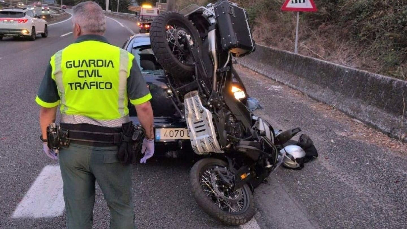 Colisión entre una moto y un coche en la AP-9 a su paso por Pontevedra, a 22 de agosto de 2026.