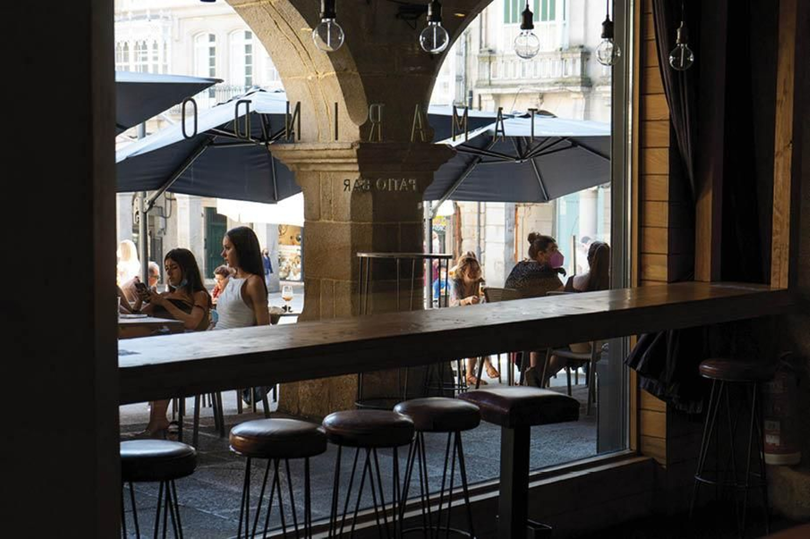 Ambiente en las terrazas de un local hostelero de Ourense, con el interior del mismo vacío (MIGUEL GARCÍA)