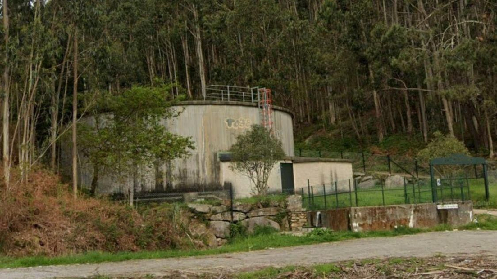 Experior del depósito de agua de A Costa, en Moaña.
