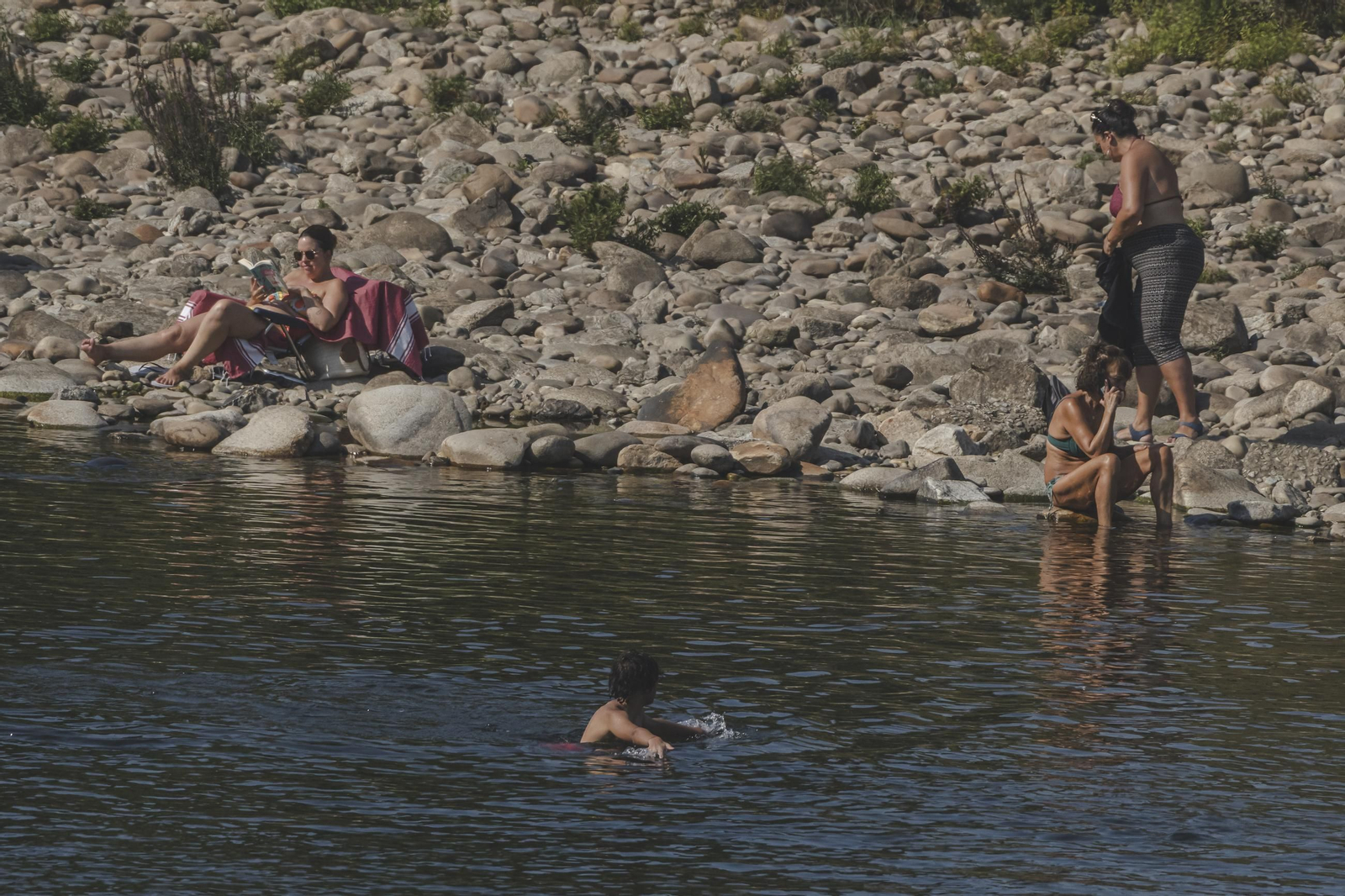 Galería | Los ourensanos combatiendo el calor en una jornada de calor extremo
