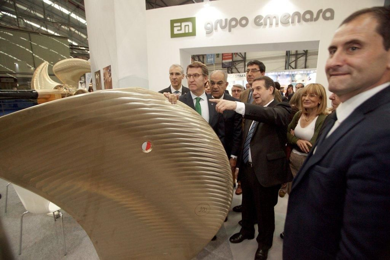 Núñez Feijóo y Abel Caballero visitando uno de los stands con una gran hélice junto a García Costas, Francisco Conde y López-Chaves.// Vicente Alonso
