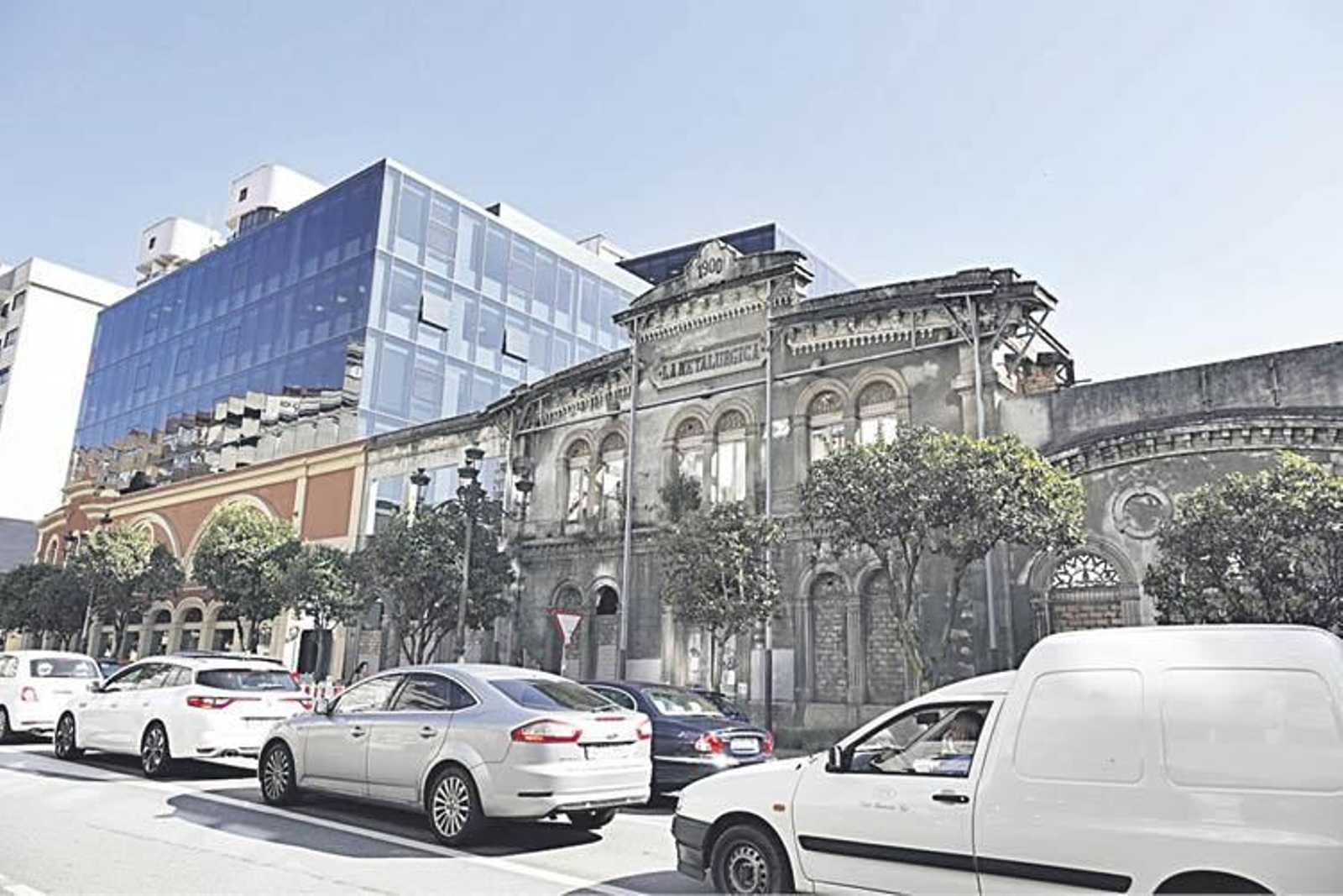 La fachada de la Metalúrgica ha sido apuntalada para evitar su caída. Será rehabilitada.