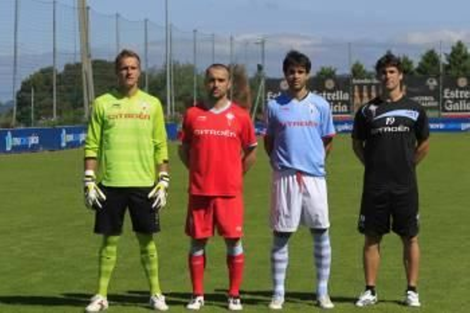 Yoel, Bustos, Borja Oubiña y Mario Bermejo (con la ropa de entrenamiento) ejercieron de modelos. Foto: Carlos Pereira