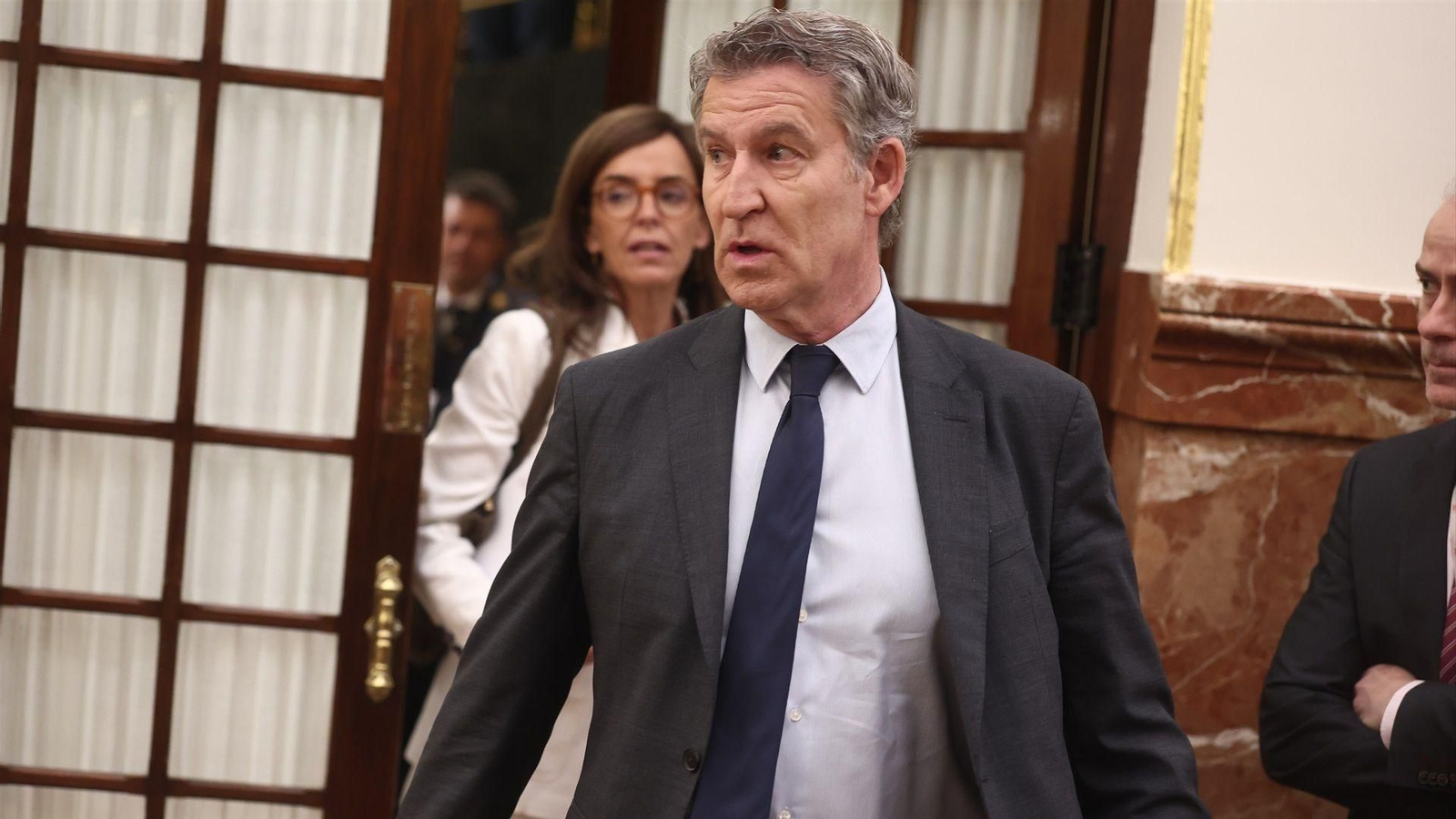 El presidente del PP, Alberto Núñez Feijóo, a su salida de una sesión plenaria en el Congreso.